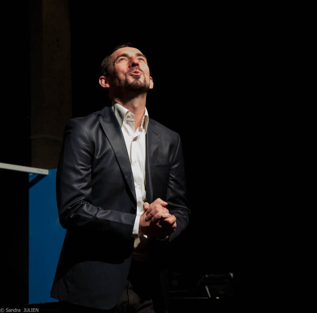 Cédric martinez sur une scène de théâtre